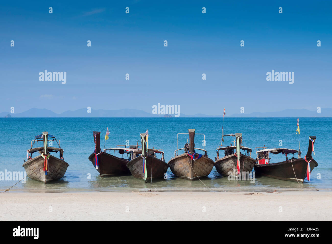 Bella code lunghe barche sul blu del mare delle Andamane sfondo vicino a Krabi in Thailandia Foto Stock