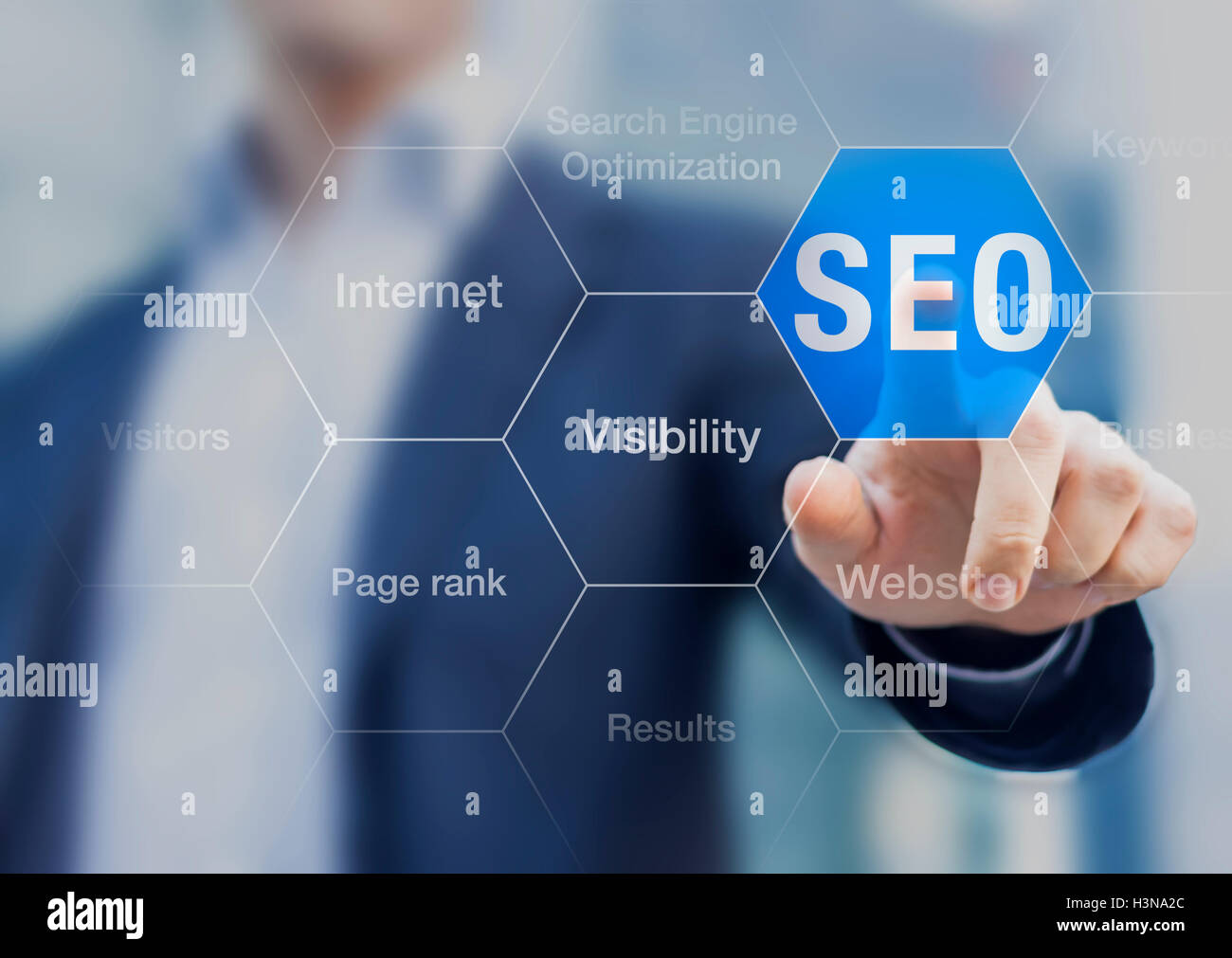 Ottimizzazione per i motori di ricerca consulente toccando il pulsante di SEO su whiteboard Foto Stock