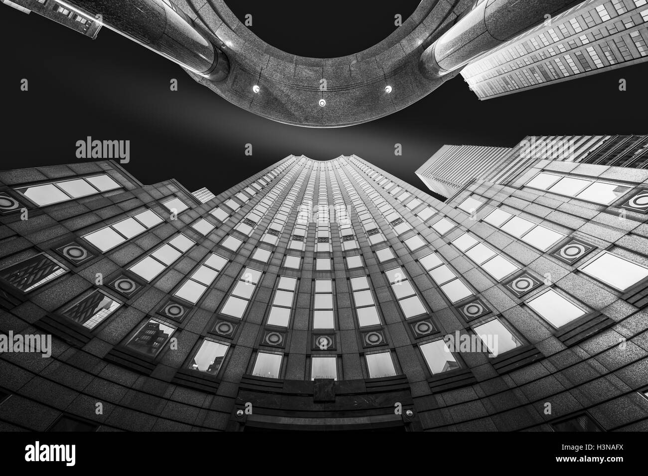 Arte in bianco e nero, astratta, verso l'alto prospettica di New York grattacieli Foto Stock