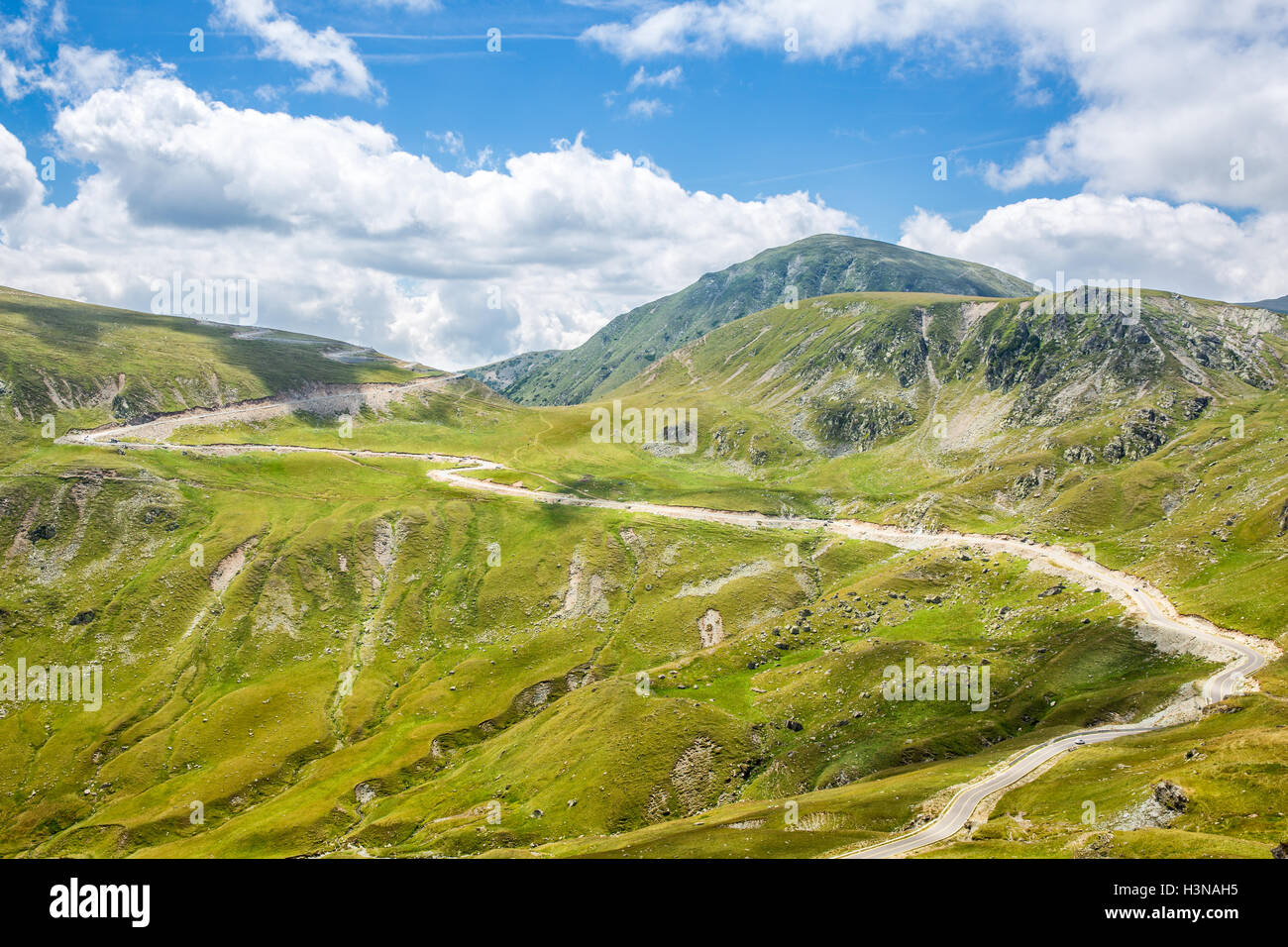 Picchi di montagna attraversata dalla strada di Transalpina di Energia su una soleggiata giornata estiva, a Urdele pass, nella contea di Gorj, in Romania Foto Stock