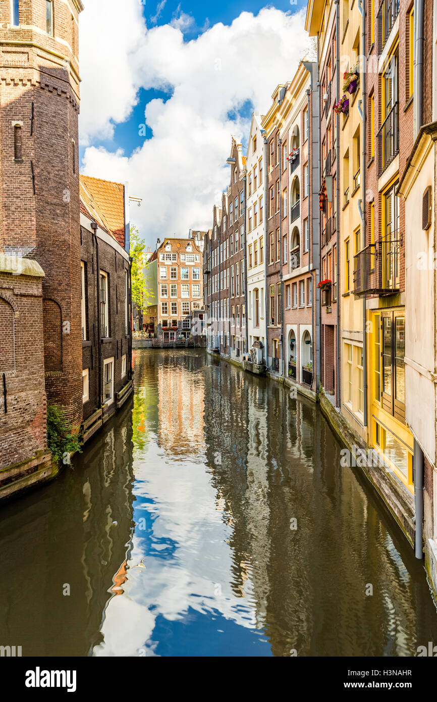 Stretto canale di Amsterdam e olandese di architettura medievale in una mattina di sole Foto Stock