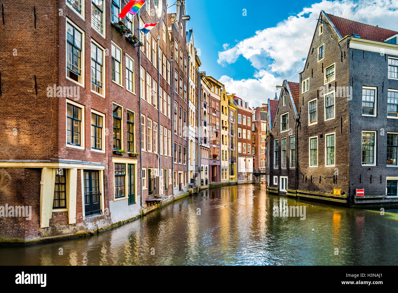 Tipico di Amsterdam e sul canale olandese di architettura medievale in una mattina di sole Foto Stock