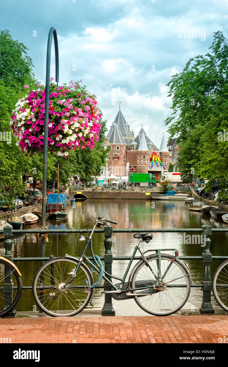Tipica veduta di Amsterdam con la bici e canali ed edifici storici. Foto Stock