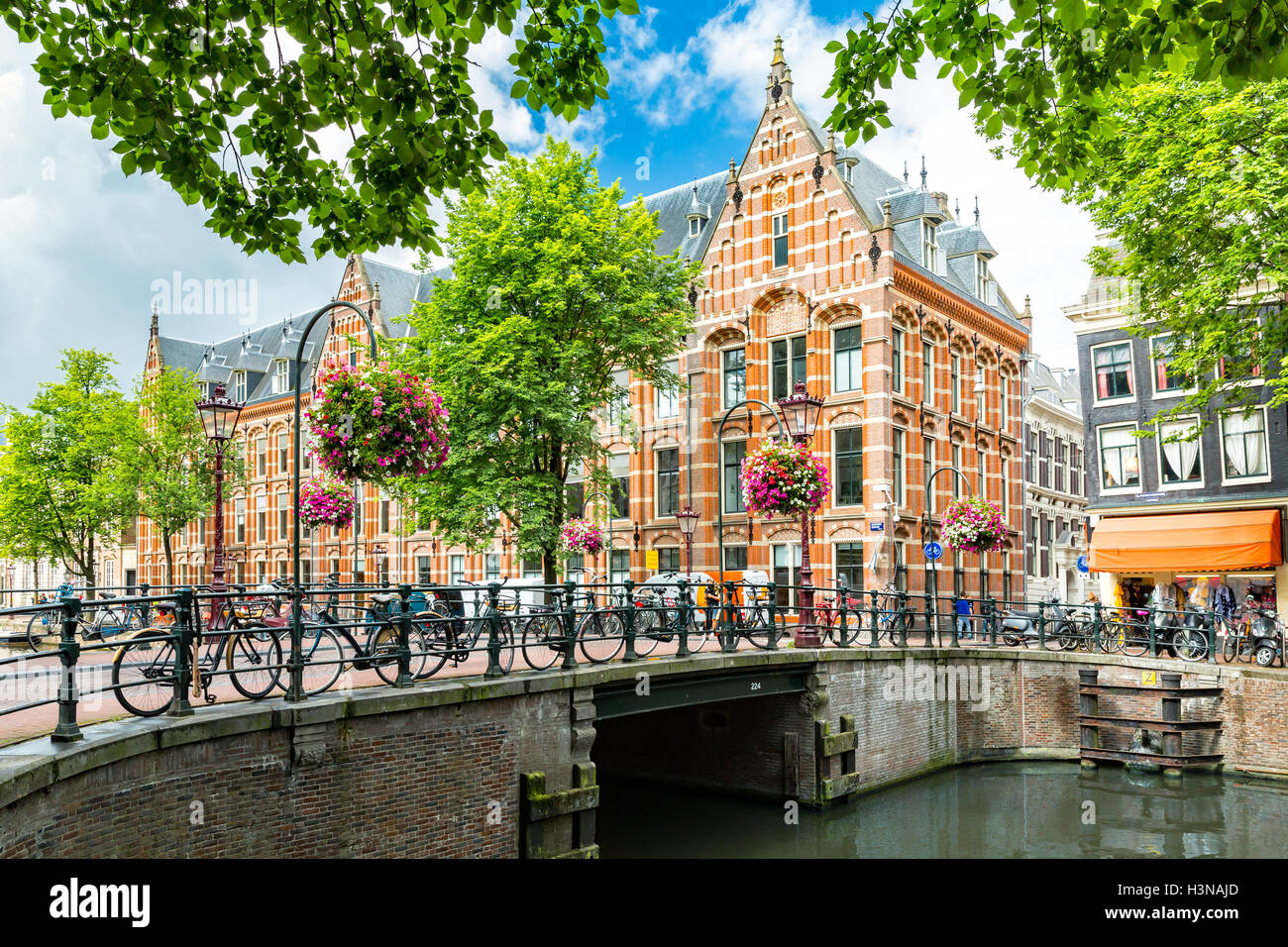 Tipico canale lato cityscape di Amsterdam Foto Stock