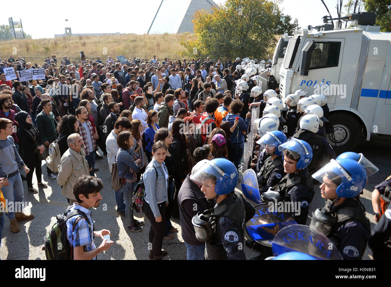 Ankara, Turchia. 10 ottobre, 2016. I turchi che intendono per commemorare il primo anniversario della ott. 10, 2015, Ankara bombardamenti, sono in una situazione di stallo con la polizia di Ankara, Turchia, su 10 Ottobre, 2016. Credito: Mustafa Kaya/Xinhua/Alamy Live News Foto Stock