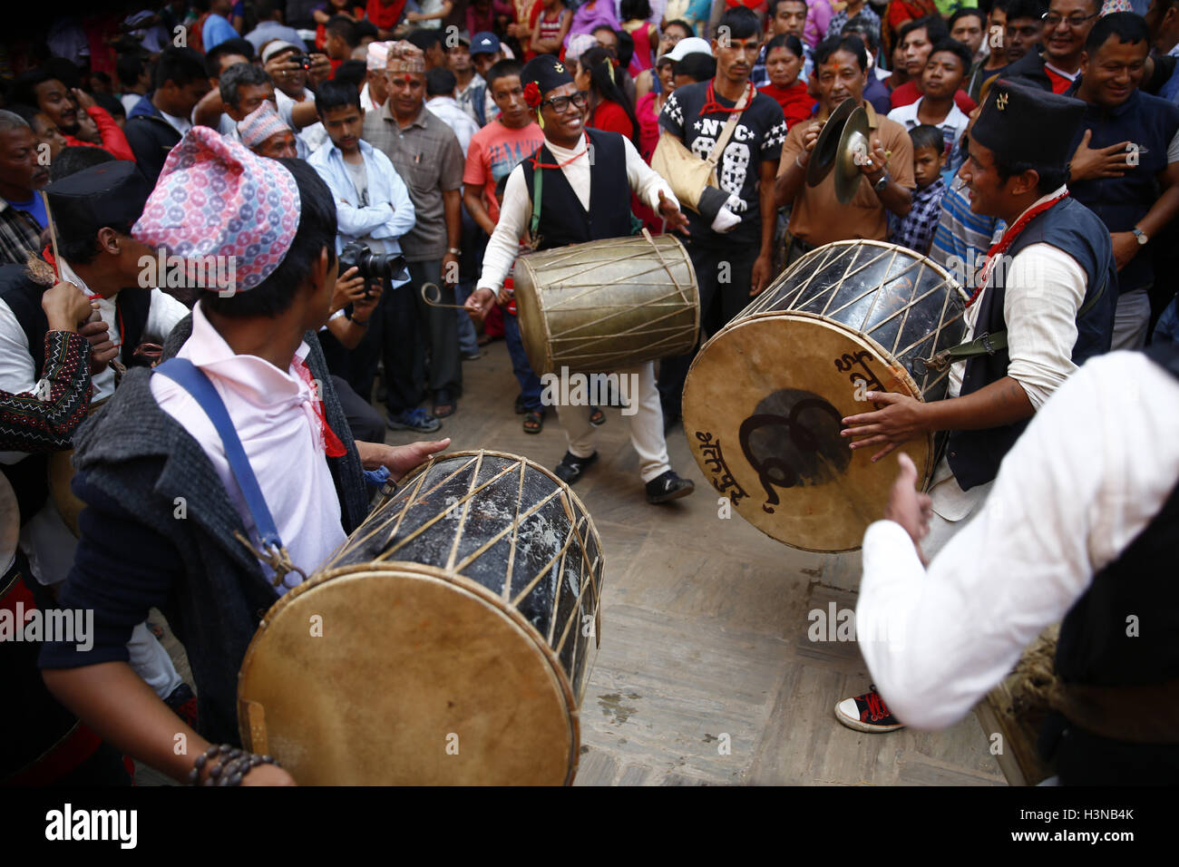 Bhaktapur, Nepal. 10 ottobre, 2016. Locali nepalese riprodurre strumenti tradizionali prima della Buffalo sacrificio rituale durante Nawami, che cade il nono giorno di quindici giorni, lungo l induismo il più grande festival religioso di Dashain in Bhaktapur, Nepal Lunedì 10 Ottobre, 2016. Dashain è la più lunga e la più promettente festival nel calendario nepalese, celebrata in tutta la nazione e il mondo dal popolo nepalese. Credito: Skanda Gautam/ZUMA filo/Alamy Live News Foto Stock