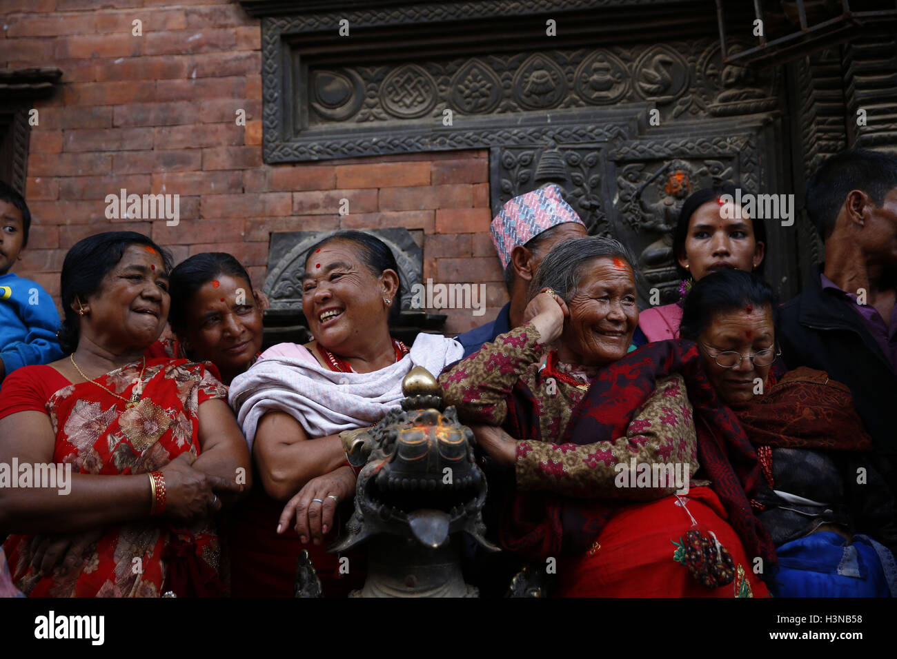 Bhaktapur, Nepal. 10 ottobre, 2016. Popolo nepalese si riuniscono per osservare un bufalo sacrificio rituale durante Nawami, che cade il nono giorno di quindici giorni, lungo l induismo il più grande festival religioso di Dashain in Bhaktapur, Nepal Lunedì 10 Ottobre, 2016. Dashain è la più lunga e la più promettente festival nel calendario nepalese, celebrata in tutta la nazione e il mondo dal popolo nepalese. Credito: Skanda Gautam/ZUMA filo/Alamy Live News Foto Stock