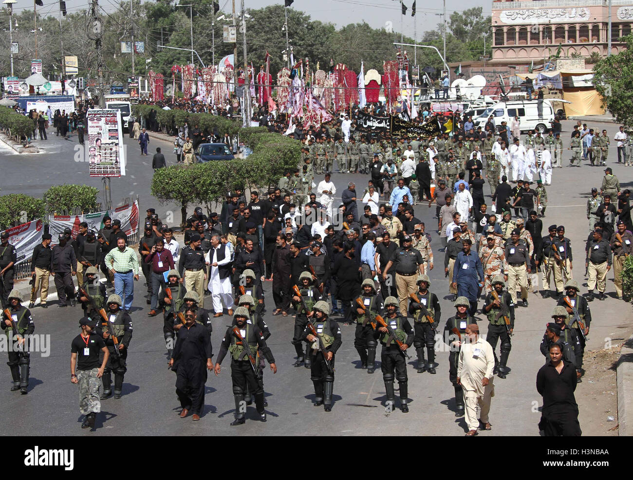 I devoti di Imam Hussain sono holding lutto processione in collegamento di 8 mese Muharram-ul-Haram, passando attraverso la M.A Jinnah Road a Karachi il lunedì 10 ottobre, 2016. Foto Stock