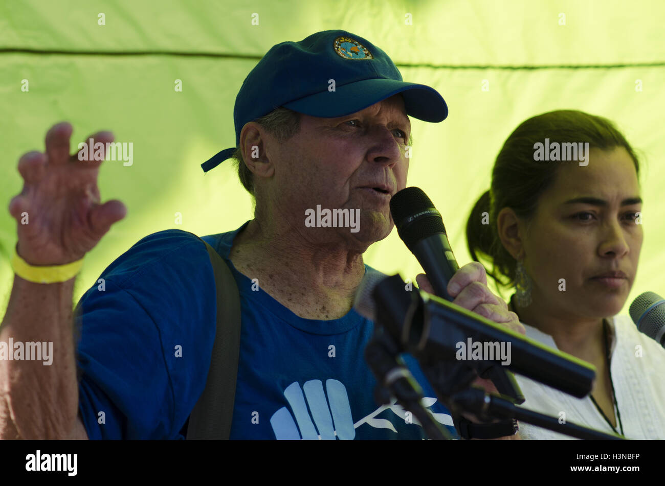 Nogales, Arizona, Stati Uniti. 8 Ott, 2016. La SOA Watch fondatore ROY BOURGEOIS parla al pubblico. Centinaia di attivisti converged a Nogales, in Arizona e di Nogales, Sonora (Messico) a prendere parte alla Scuola delle Americhe Guarda confine Encuentro. Fra le altre questioni, i dimostranti hanno denunciato militari statunitensi e di interventi economici nelle Americhe, così come la militarizzazione del confine e la criminalizzazione della migrazione. © Graham Charles Hunt/ZUMA filo/Alamy Live News Foto Stock