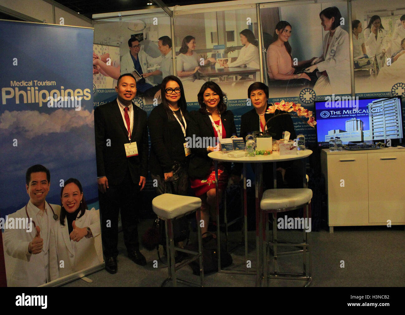 Dubai World Trade Centre Dubai EMIRATI ARABI. Il 10 ottobre 2016. (Da L-R) Philippine Consul Dubai Emirati Settentrionali Ryan Pondoc, MedCare Tour Manila, Inc. VP-Vendite e Marketing Anna Manzano, il Medical City Chief Executive Officer Dott.ssa Rebecca O. desiderio e la Medical City Marketing Director Evelyn 'Ebong' L. Yumul. TMC ha preso il suo marchio nell'arena globale ed è il proprietario di Guam Regional Medical City (GRMC), il primo e unico ospedale privato di Guam, ed ha istituito il primo di una serie di cliniche ambulatoriali nel Consiglio di cooperazione del Golfo in Dubai. © Robert Oswald Alfiler/Alamy Li Foto Stock