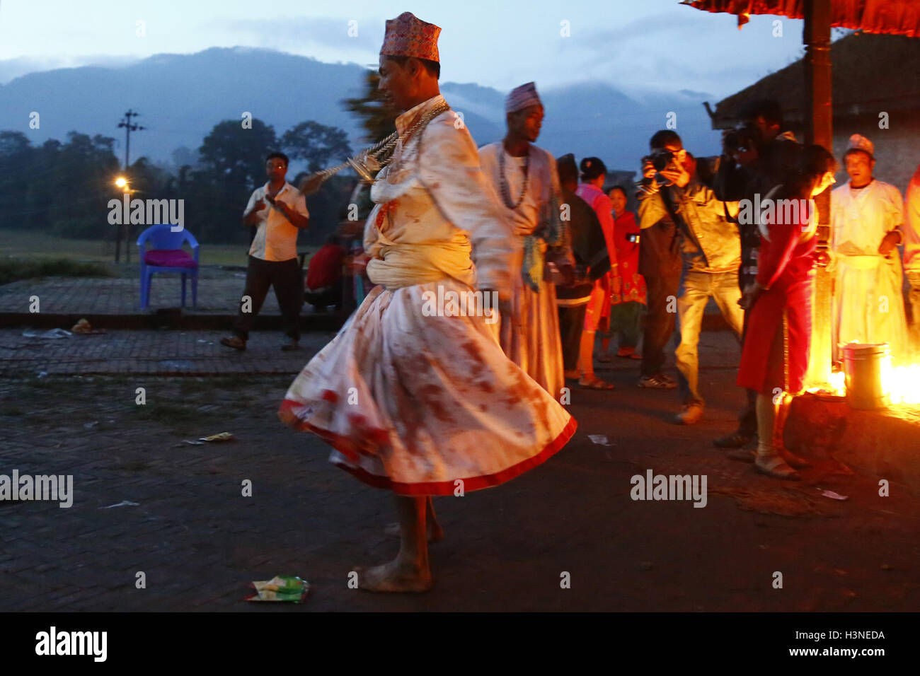 Bhaktapur, Nepal. Undicesimo oct, 2016. Un sacerdote Nepalese eseguire rituali durante la Durga Puja, che cade il decimo giorno di quindici giorni, lungo l induismo il più grande festival religioso di Dashain in Bhaktapur, Nepal Martedì, 11 ottobre 2016. Dashain è la più lunga e la più promettente festival nel calendario nepalese, celebrata in tutta la nazione e il mondo dal popolo nepalese. © Skanda Gautam/ZUMA filo/Alamy Live News Foto Stock