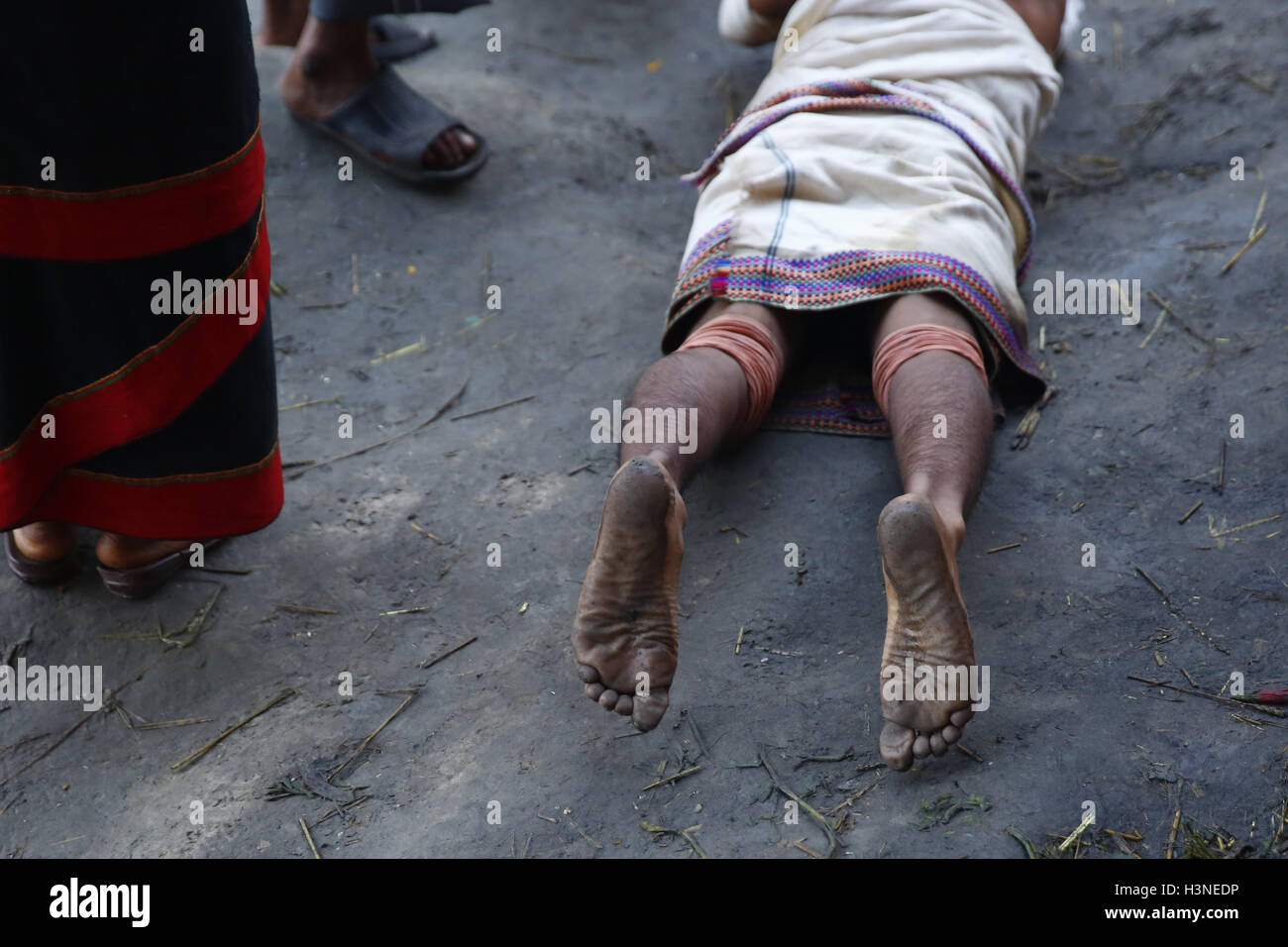 Bhaktapur, Nepal. Undicesimo oct, 2016. I piedi di un devoto nepalese sono illustrati come egli bobine sul terreno offrendo preghiere durante la Durga Puja, che cade il decimo giorno di quindici giorni, lungo l induismo il più grande festival religioso di Dashain in Bhaktapur, Nepal Martedì, 11 ottobre 2016. Dashain è la più lunga e la più promettente festival nel calendario nepalese, celebrata in tutta la nazione e il mondo dal popolo nepalese. © Skanda Gautam/ZUMA filo/Alamy Live News Foto Stock