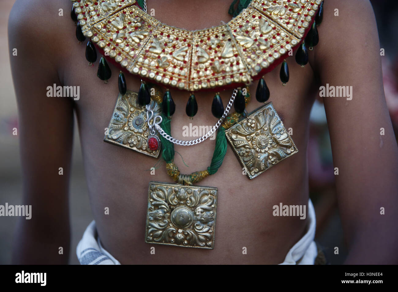 Bhaktapur, Nepal. Undicesimo oct, 2016. Ornamenti di un devoto Nepalese boy sono illustrati come egli offrire preghiere durante la Durga Puja, che cade il decimo giorno di quindici giorni, lungo l induismo il più grande festival religioso di Dashain in Bhaktapur, Nepal Martedì, 11 ottobre 2016. Dashain è la più lunga e la più promettente festival nel calendario nepalese, celebrata in tutta la nazione e il mondo dal popolo nepalese. © Skanda Gautam/ZUMA filo/Alamy Live News Foto Stock