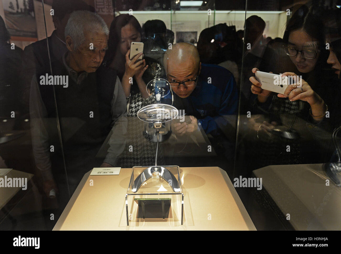 (161011) -- NANCHANG, 11 ott. 2016 (Xinhua) -- ai visitatori di visualizzare un sigillo di giada ad una mostra in Jiangxi Museo Provinciale di Nanchang, a est della capitale cinese della provincia di Jiangxi, 11 ott. 2016. La mostra viene visualizzato 922 reliquie culturali scoperti da duemila anni di tomba del marchese di Haihun, che ha avuto una vita breve regno di 27 giorni come un imperatore della dinastia Han occidentali (206 BC -- 24 AD). (Xinhua/Wan Xiang) (yxb) Foto Stock