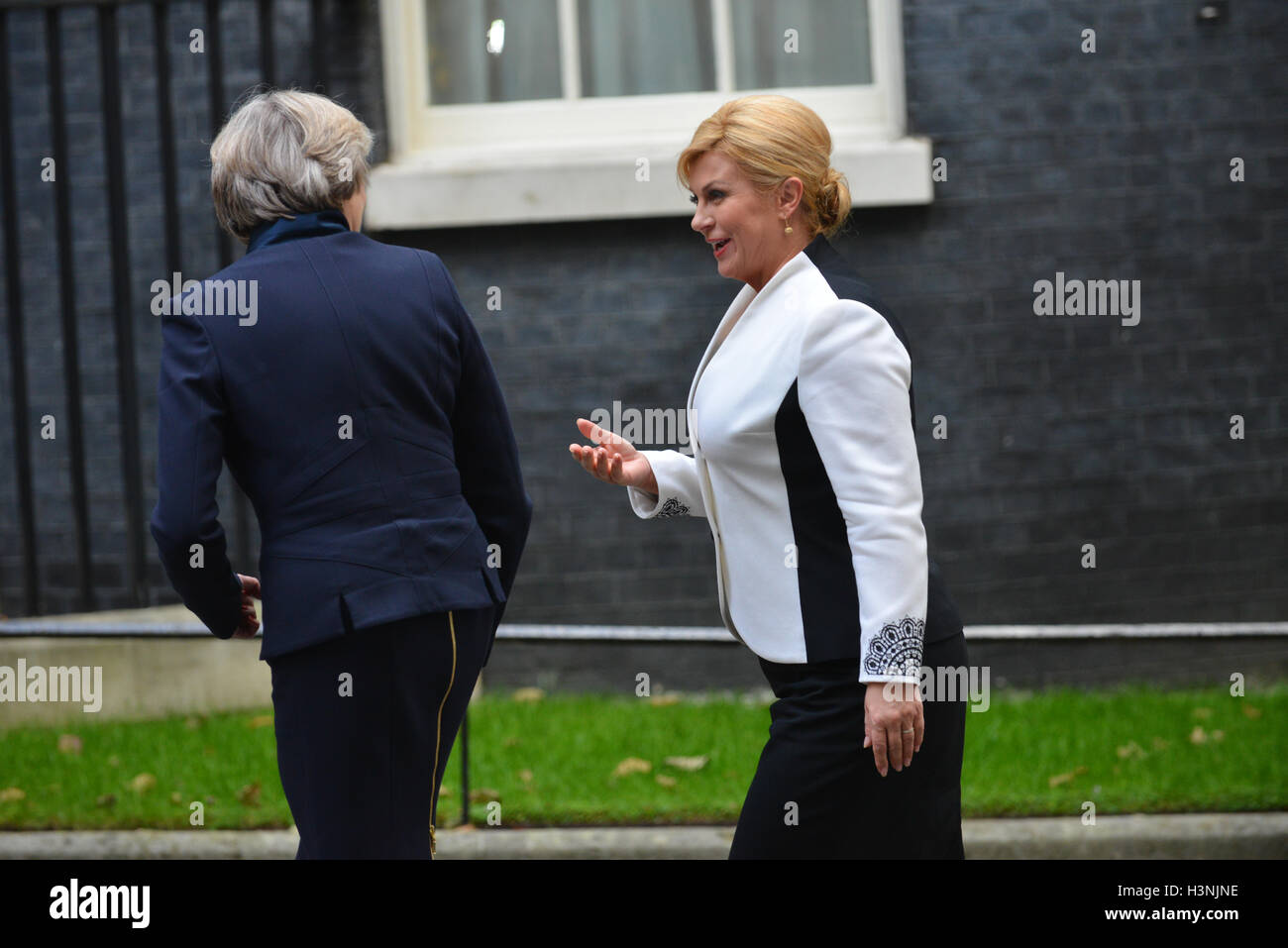 A Downing Street, Londra, Regno Unito. 11 ottobre 2016. Presidente della Repubblica di Croazia Kolinda Grabar-Kitarović visite PM Theresa Maggio a Downing St Foto Stock