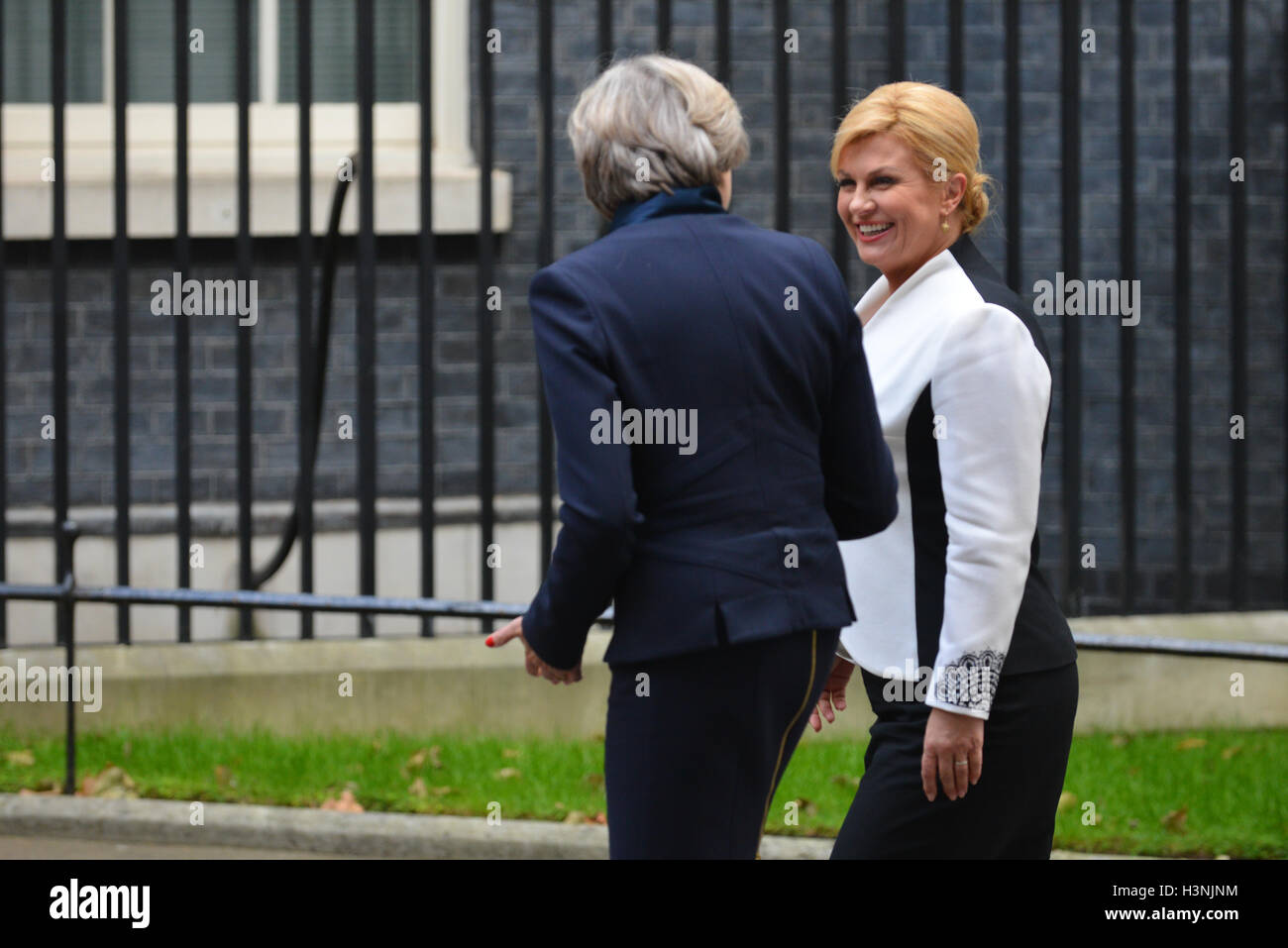 A Downing Street, Londra, Regno Unito. 11 ottobre 2016. Presidente della Repubblica di Croazia Kolinda Grabar-Kitarović visite PM Theresa Maggio a Downing St Foto Stock