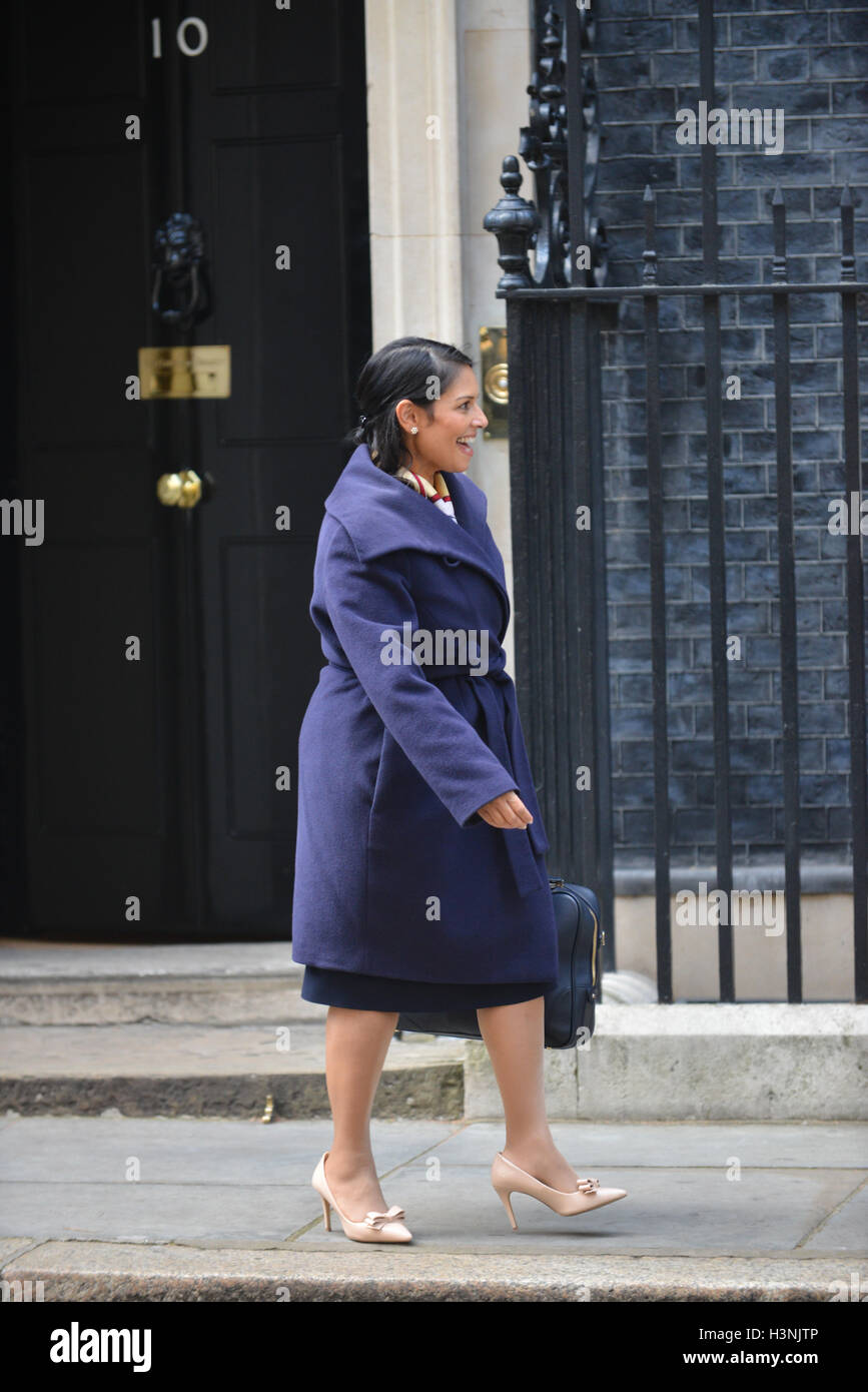 A Downing Street, Londra, Regno Unito. 11 ott 2016. Priti Patel. Ministri a Downing Street. Credito: Matteo Chattle/Alamy Live News Foto Stock