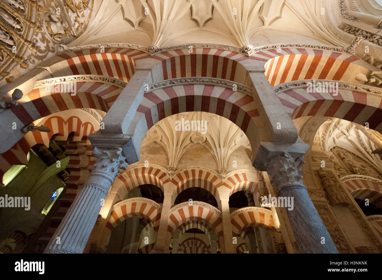 Cordoba, Andalusia. 31 Maggio, 2013. Interno archi islamica e cristiana e colonne di elementi si trova in prossimità di ogni altro. Un cristiano cattedrale fu costruita all'interno della Moschea Islamica dopo la Reconquista in Spagna. Una chiesa e poi di una moschea e successivamente una chiesa nuovamente, la costruzione fu iniziata intorno all'anno 600 da Christian Visigoti, dopo la conquista musulmana della Spagna è stato condiviso da entrambi i gruppi. successivamente diventare una moschea piena, e poi una cattedrale cattolica. Recentemente i musulmani hanno chiesto di pregare là ancora ma il governo spagnolo e il Vaticano hanno rifiutato. (Cred Foto Stock