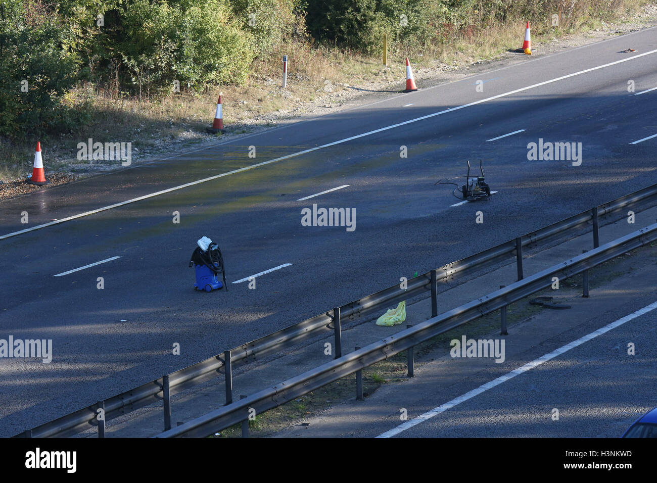 Reading, Berkshire martedì 11 ottobre 2016 Thames Valley Police è attraente per i testimoni di una collisione fatale nelle prime ore di questa mattina (11/10). I servizi di emergenza sono stati chiamati a 2,57 am a una relazione che un camion era entrato in collisione con un pedone sulla M4 in direzione est tra i raccordi 11 e 10. Purtroppo la zona pedonale è morto in corrispondenza della scena. Il camionista è intatta ma si ritiene di aver subito da urti. Credito: uknip/Alamy Live News Foto Stock