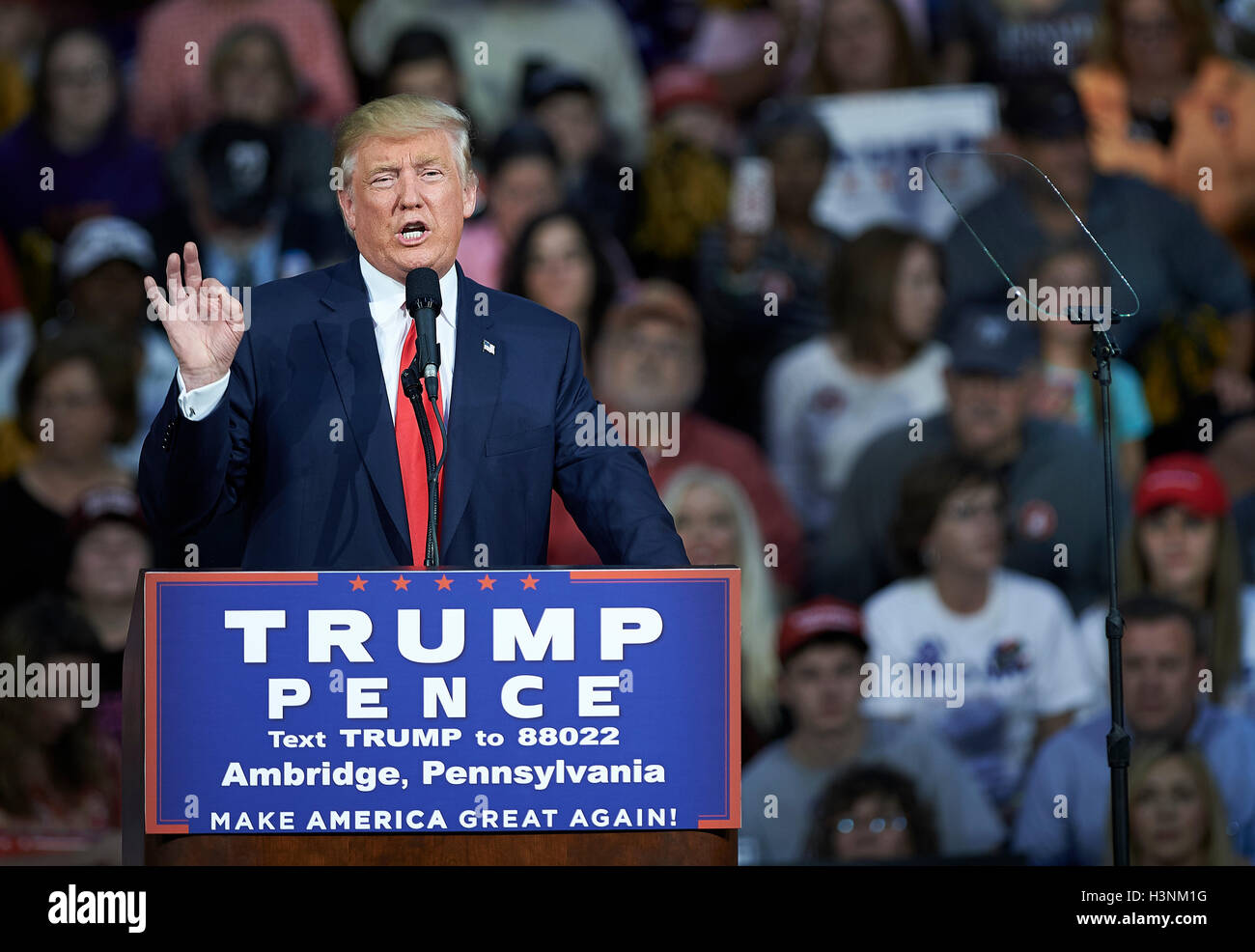 Ambridge, PA, Stati Uniti d'America. 10 ottobre, 2016. Candidato presidenziale repubblicano Donald Trump parla in un rally in Ambridge, PA il 10 ottobre 2016. © Shelley Lipton/ZUMA filo/Alamy Live News Foto Stock