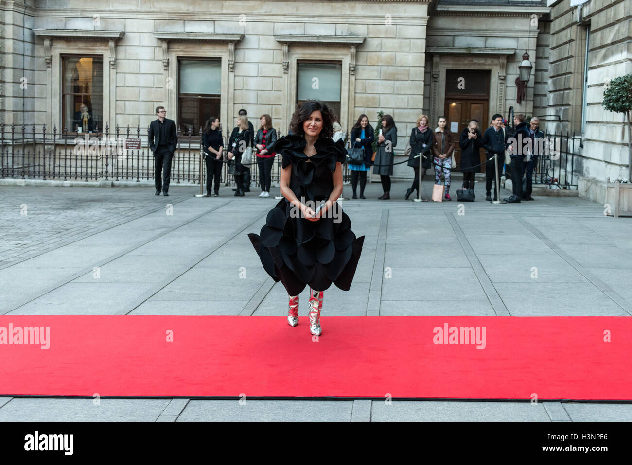 Londra, Regno Unito. Undicesimo oct, 2016. Farshid Moussavi-iraniano nato architetto britannico, assiste alla cerimonia di premiazione presso la Royal Academy of Arts Credito: Guy Corbishley/Alamy Live News Foto Stock