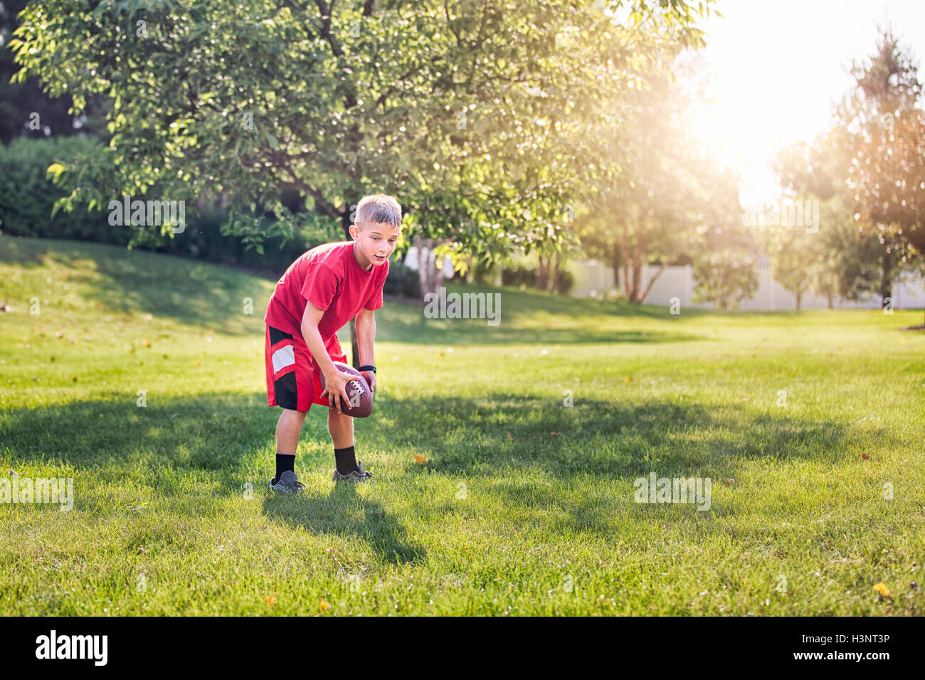 Ragazzo giocando il football americano Foto Stock