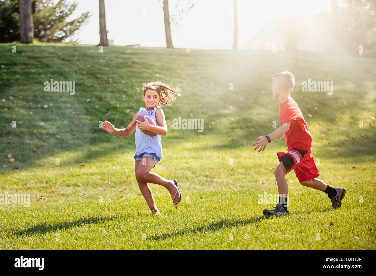 Ragazzo e una ragazza la riproduzione di football americano Foto Stock
