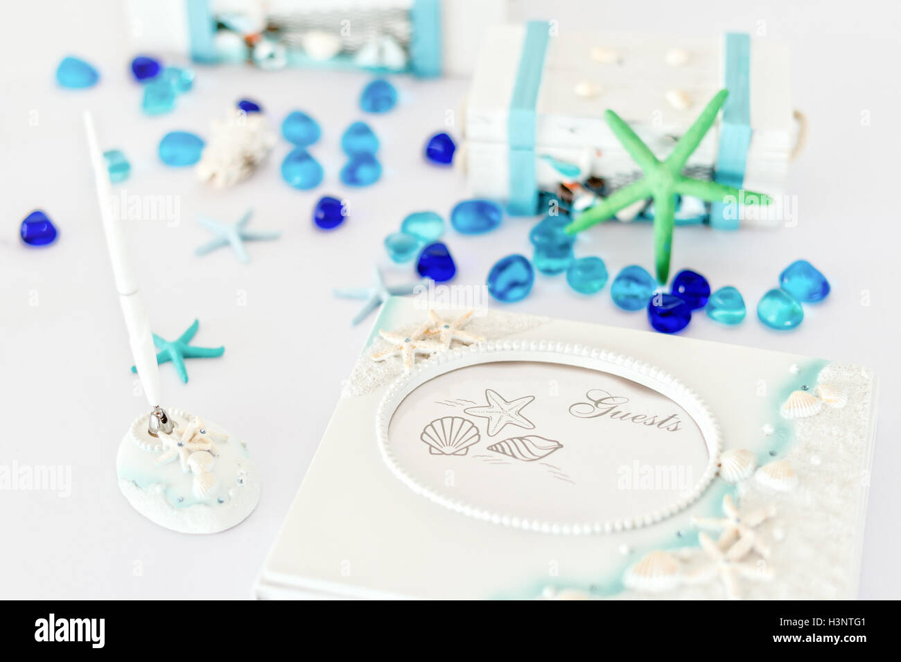 Registration Desk decorati con conchiglie, stelle marine, pietra blu, ecc. in spiaggia e mare vita tema. Foto Stock