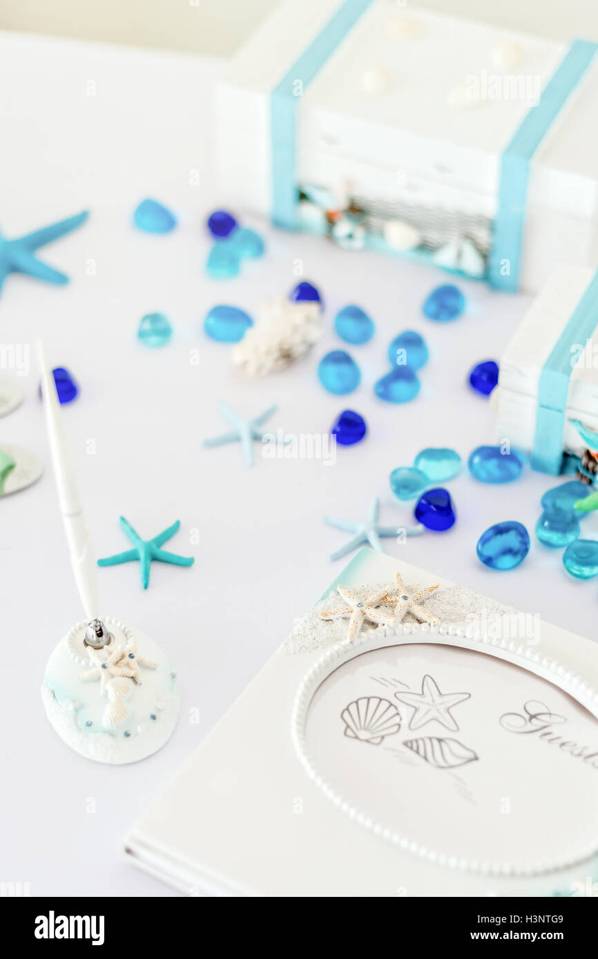 Registration Desk decorati con conchiglie, stelle marine, pietra blu, ecc. in spiaggia e mare vita tema. Foto Stock