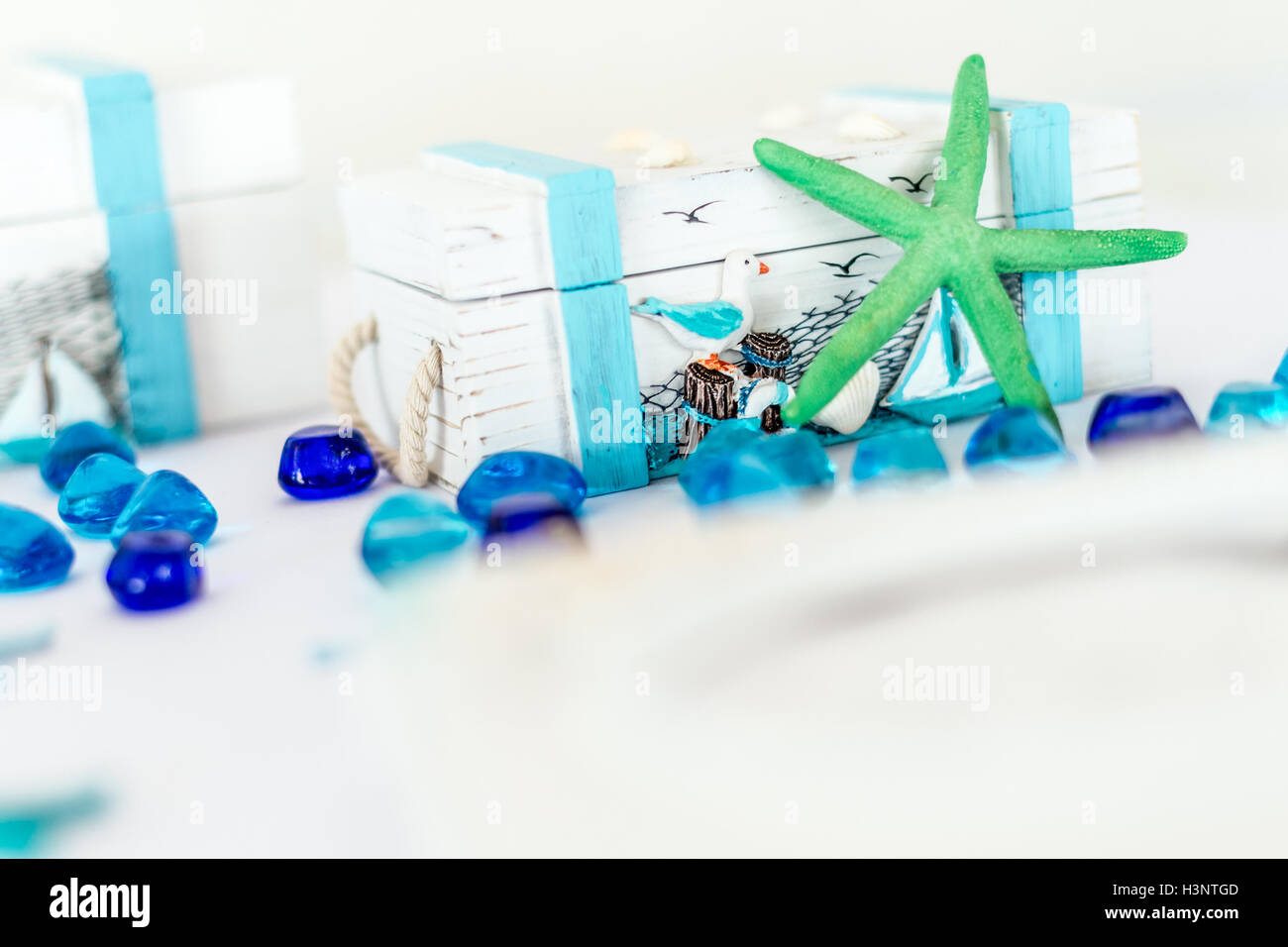 Registration Desk decorati con conchiglie, stelle marine, pietra blu, uccelli doll ecc in spiaggia e mare vita tema. Foto Stock