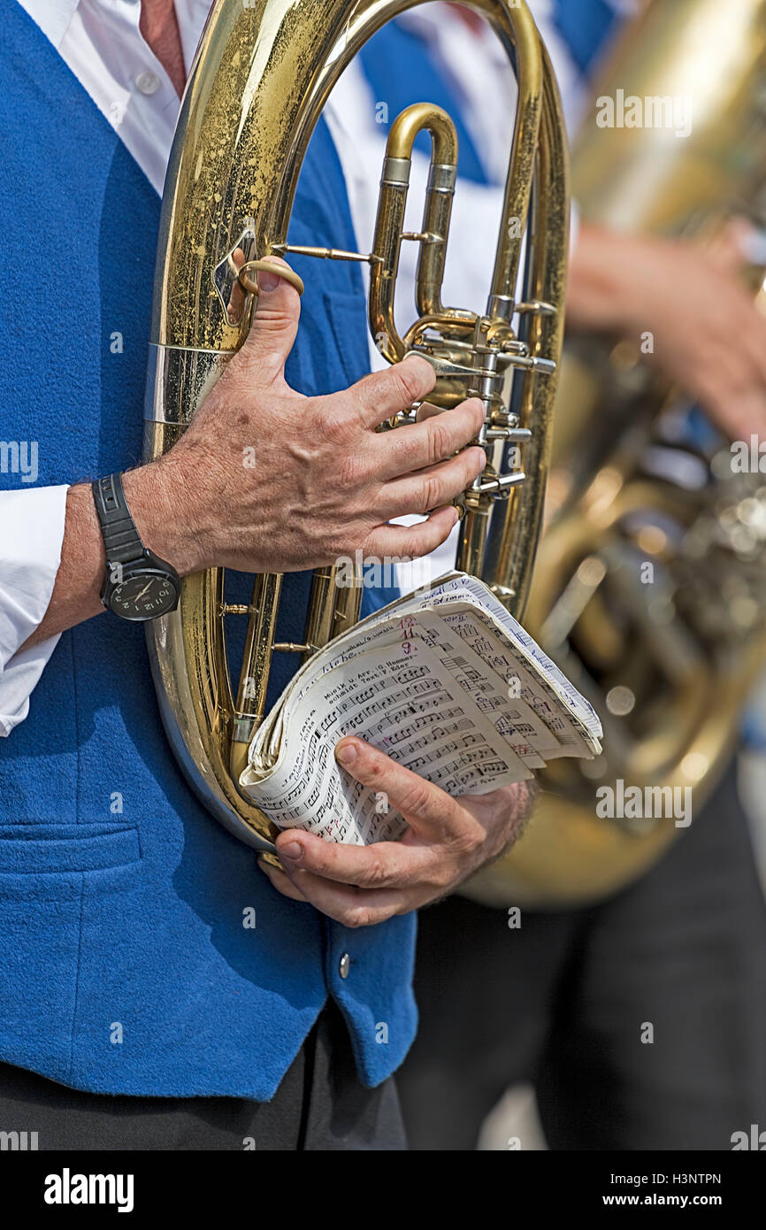 TIMISOARA, Romania - settembre 25,2016:fanfara cantante tedeschi etnici da Banat,Romania,a giocare a strumenti musicali con OC Foto Stock