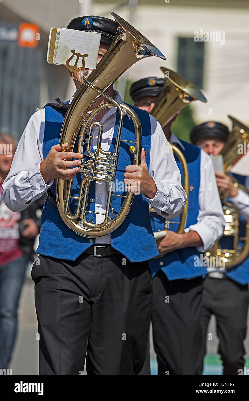 TIMISOARA, Romania-settembre 25,2016:fanfara cantanti tedeschi etnici da Banat, Romania, giocando a strumenti musicali con occ Foto Stock