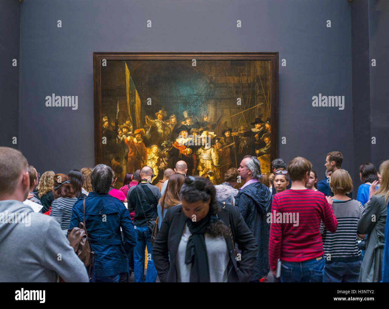 Folla di visitatori di fronte la Ronda di Notte di Rembrandt van Rijn, Rijksmuseum Amsterdam, Paesi Bassi Foto Stock