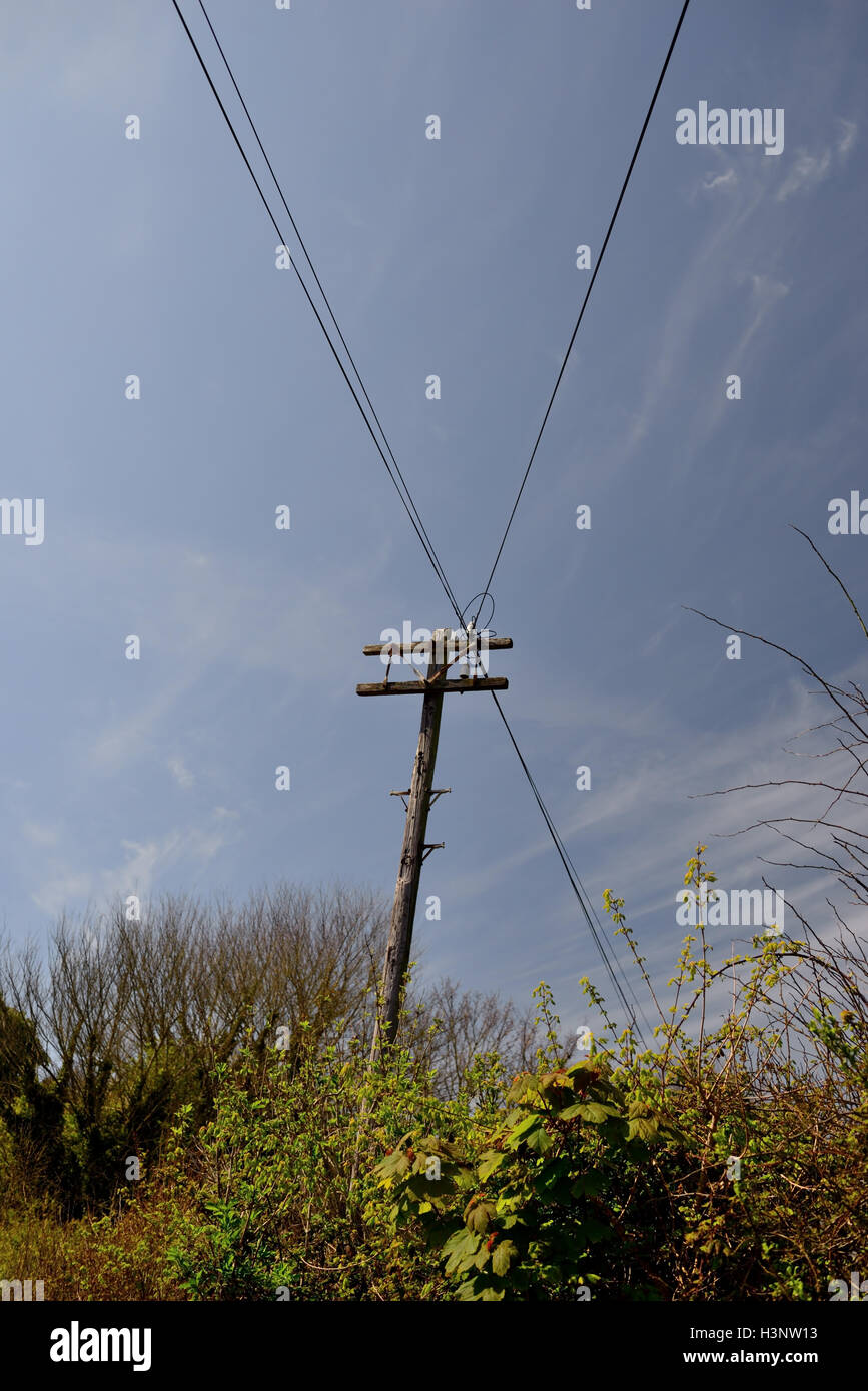 Vecchio stile palo del telegrafo e fili di overhead. Foto Stock