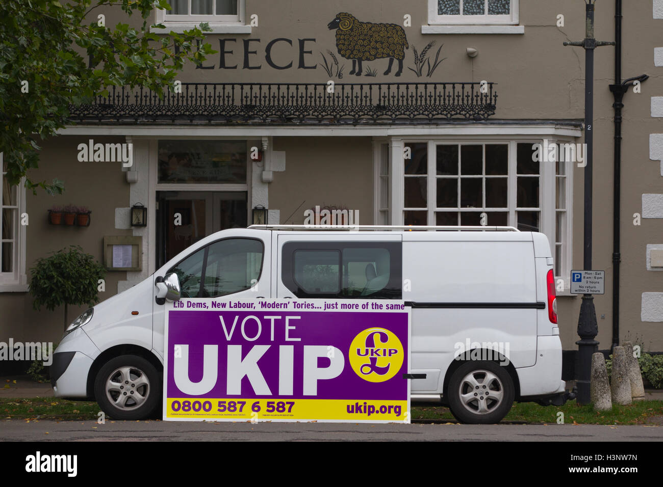 Il UKIP, Regno Unito Independence Party milita a favore di David Cameron's vacante Witney circoscrizione sedile, West Oxfordshire, Regno Unito Foto Stock