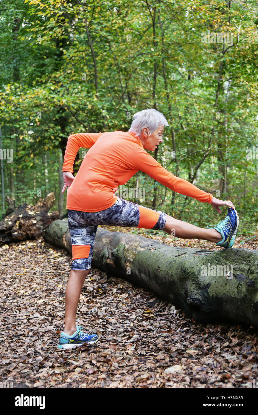 Sportivo da donna matura stretching Foto Stock