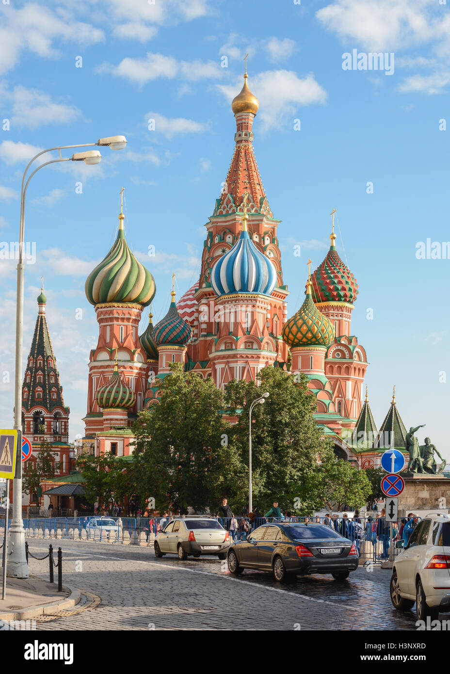 Cattedrale di San Basilio, Mosca, Russia - il traffico che passa nelle vicinanze Foto Stock