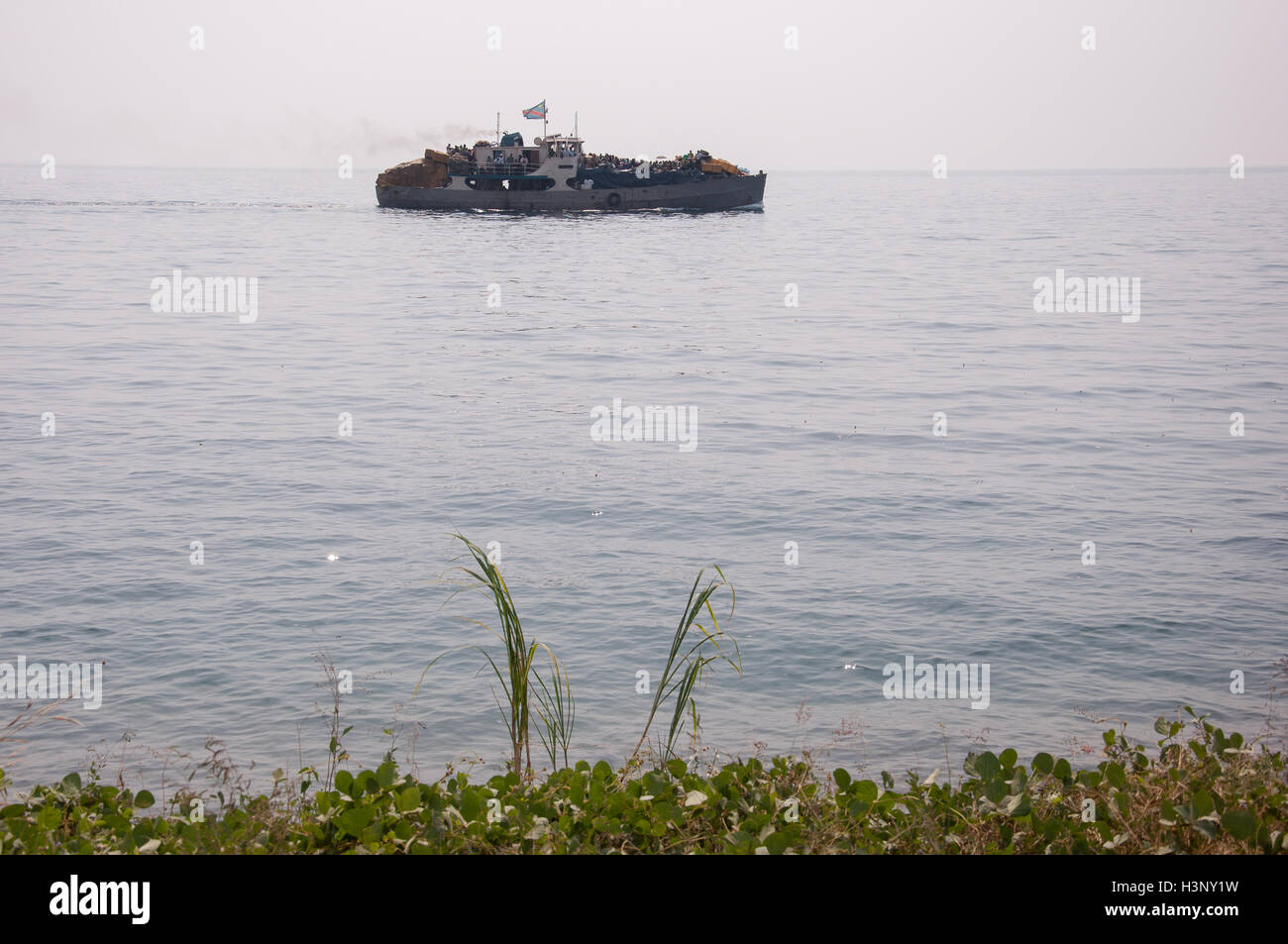 Un traghetto locale si discosta di Uvira, Repubblica Democratica del Congo,sulle rive del lago Tanganica e imposta corso southbound. Foto Stock