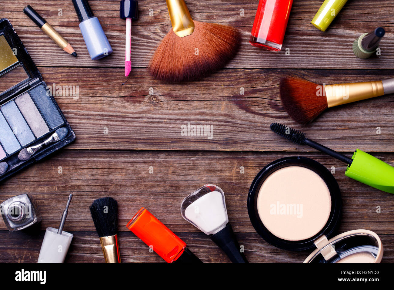 Prodotti cosmetici per il trucco, spazzole e altri su sfondo marrone Foto Stock