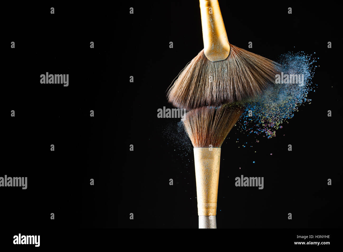 Make-up pennelli con polvere isolata su sfondo nero Foto Stock