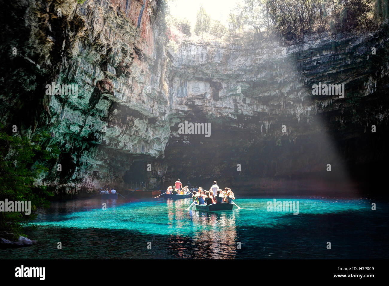 Il tour nella grotta del Lago Melissani sull'isola di Cefalonia, Grecia Foto Stock