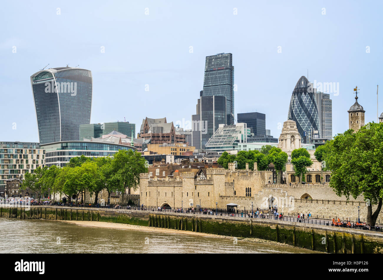 Gran Bretagna, Inghilterra, Londra, Torre di Londra con la città moderna della skyline di Londra Foto Stock