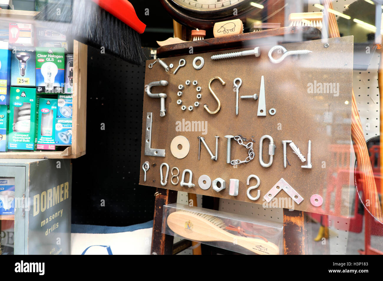 Oddio hardware shop window display su Marylebone Lane in West London REGNO UNITO KATHY DEWITT Foto Stock