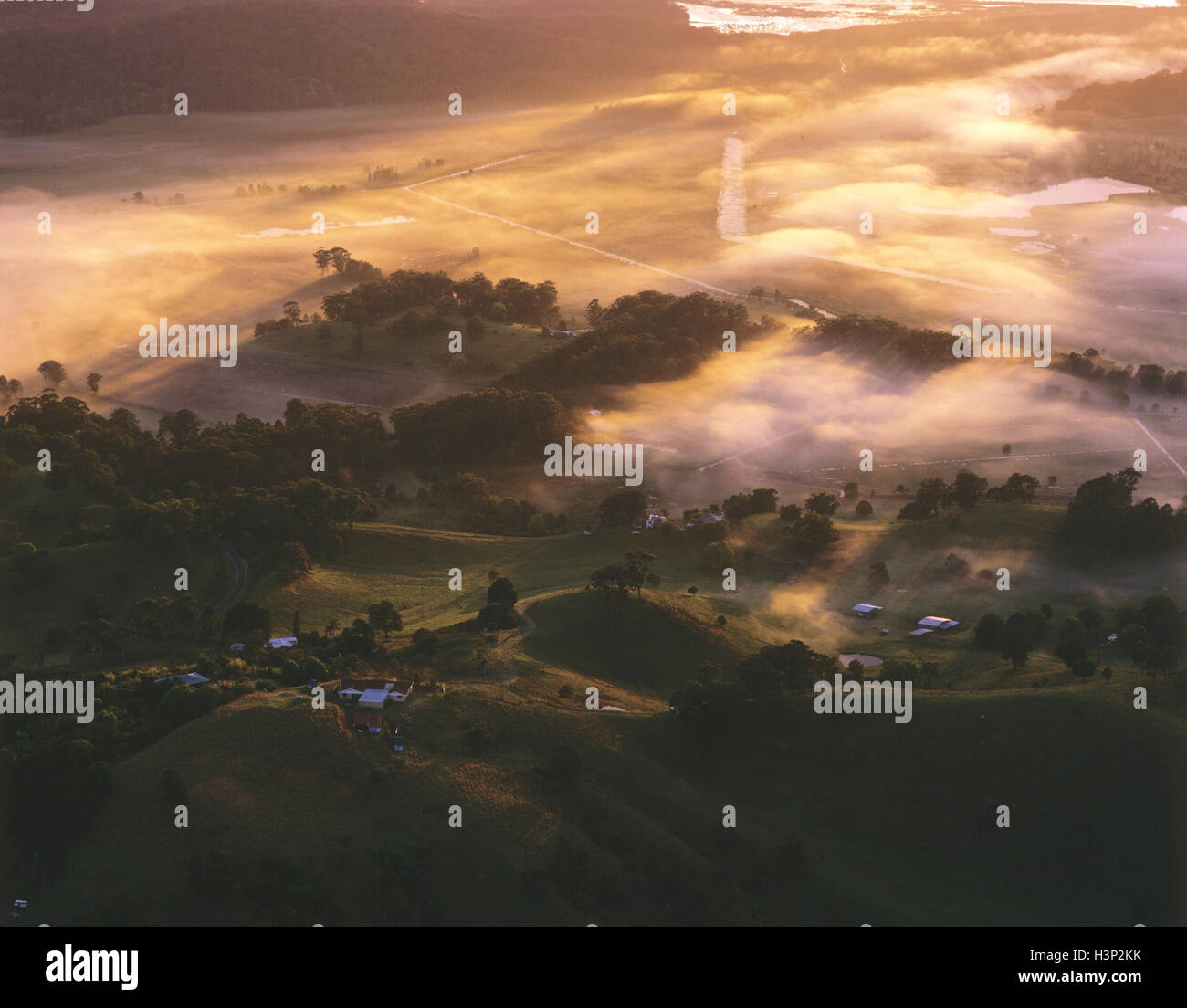 I terreni agricoli a est di murwillumbah nebbia e nuvole di sunrise Foto Stock