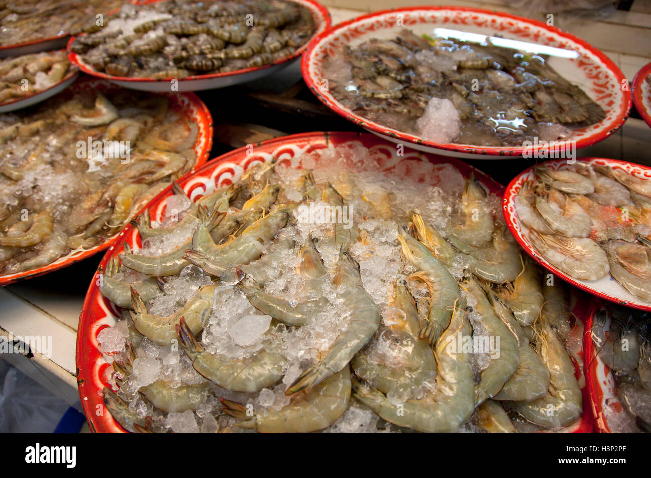 Gamberetti o gamberi per la vendita ad un pesce di stallo in un mercato in Thailandia. Foto Stock