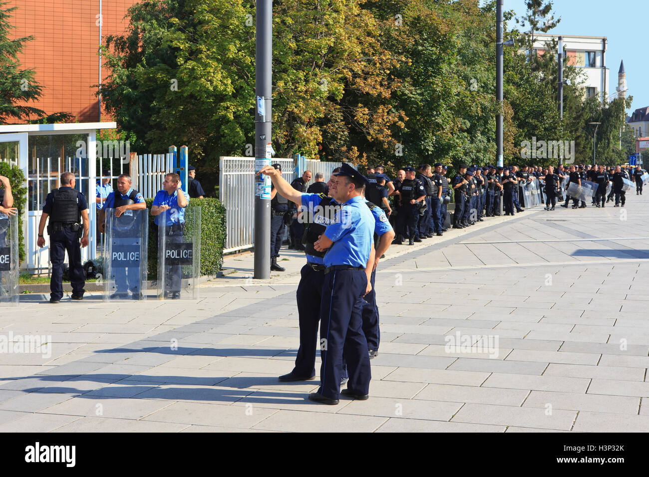 Il Kosovo funzionari di polizia da Operativi Regionali Unità di supporto (ROSU) al di fuori del gruppo nazionale di Pristina, Kosovo Foto Stock