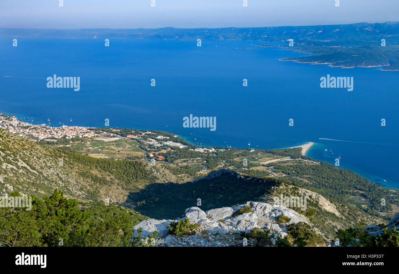 Vista panoramica da Vidova Gora, Isola di Brac; famoso Golden Horn spiaggia e isola di Hvar Foto Stock