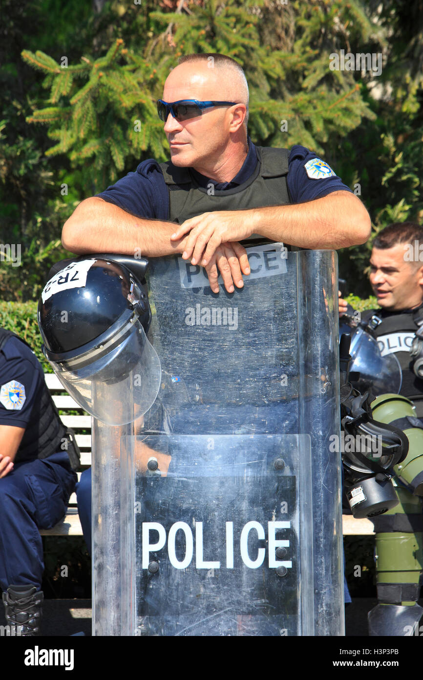 Il Kosovo funzionari di polizia da Operativi Regionali Unità di supporto (ROSU) al di fuori del gruppo nazionale di Pristina, Kosovo Foto Stock