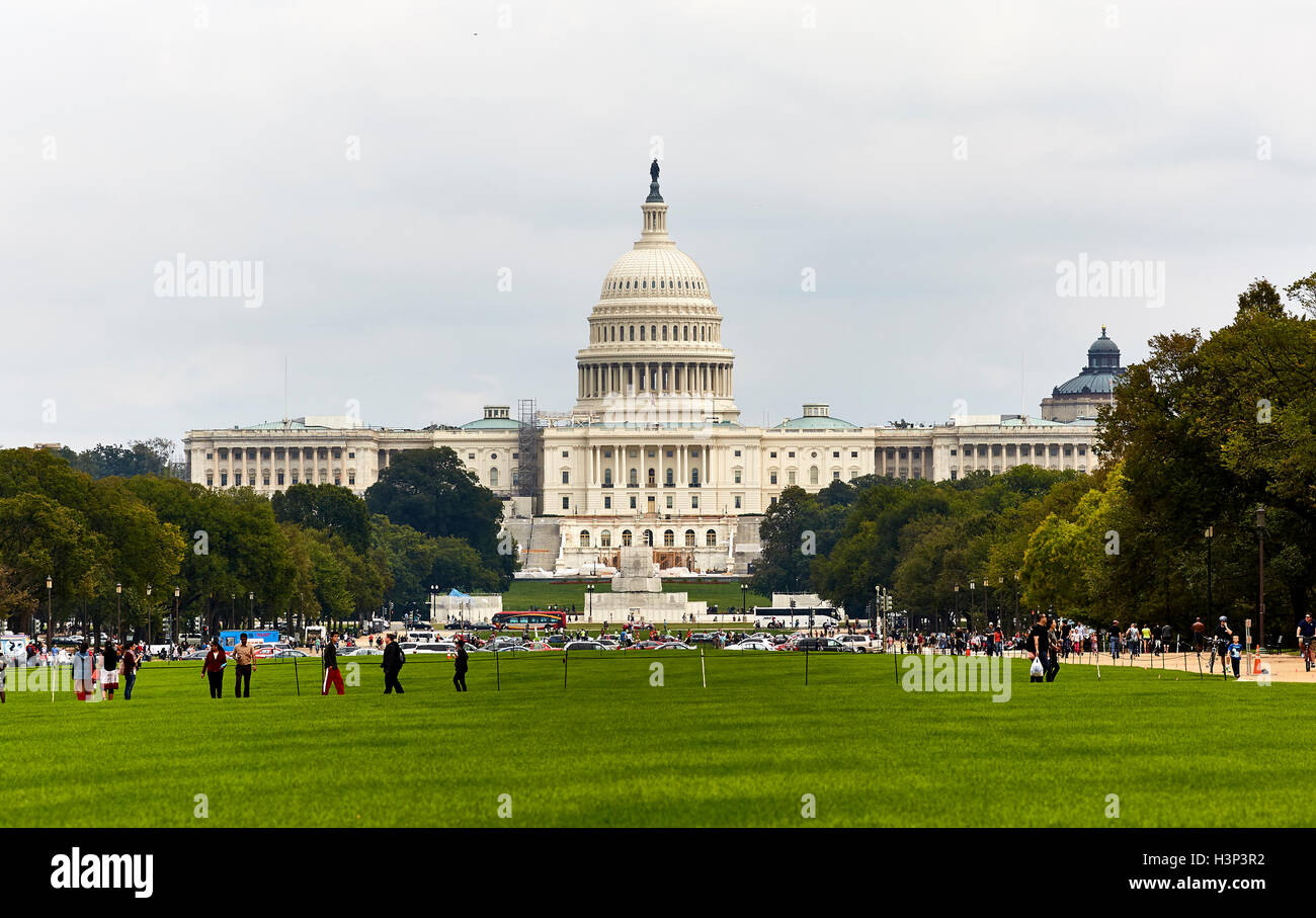 Washington DC, Stati Uniti d'America - 1 ottobre 2016 US Capital edificio preso sul Mall con gente che cammina e traffico Foto Stock