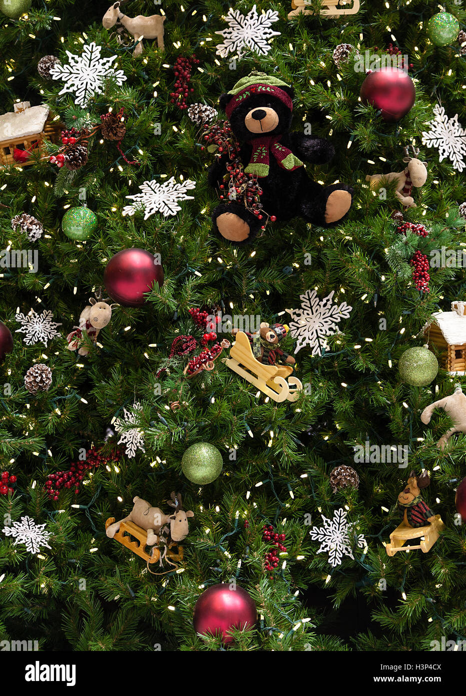 Albero Di Natale Con Pigne E Neve.Close Up Di Albero Di Natale Con Ornamenti Di Baubles Fiocchi Di Neve Orsetti Slitte Casa Di Panpepato Pigne E Luci Foto Stock Alamy